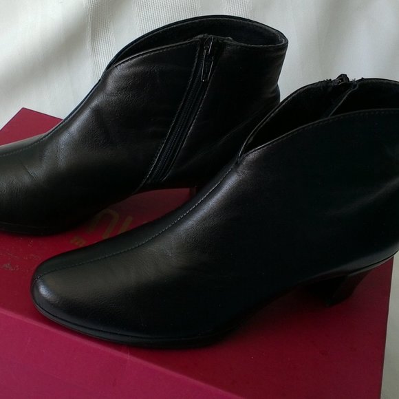 Munro American 7-1/2M Robyn black ankle boot - Picture 2 of 8